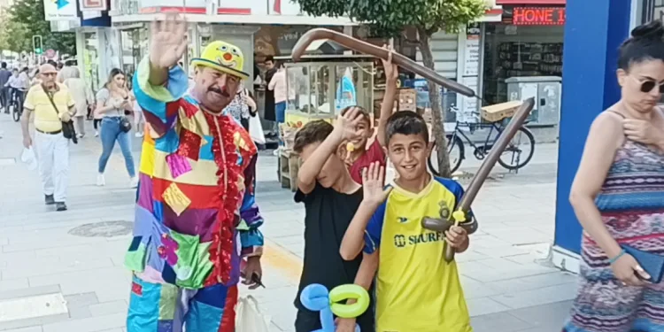 Balon satarak Türkiye’yi gezdi
