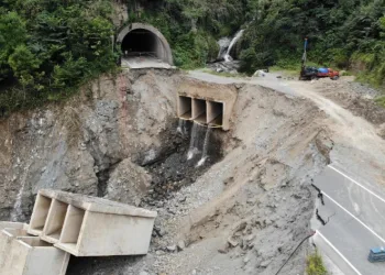 Kapanan yol havadan görüntülendi