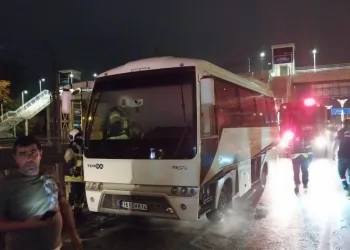 Yangına, yoldan geçen kurtarma ekip müdahale etti