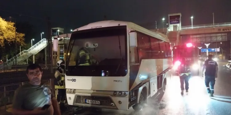 Yangına, yoldan geçen kurtarma ekip müdahale etti