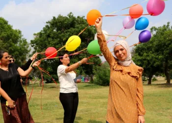 3 yıl sonra boşandı, zaferini balonlarla kutladı