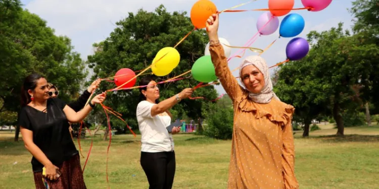 3 yıl sonra boşandı, zaferini balonlarla kutladı