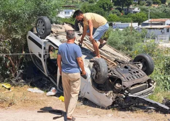 Virajı alamayan araç takla attı