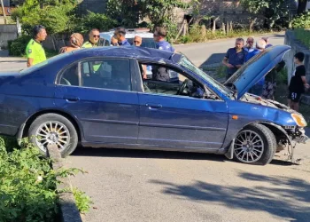 Refüje çarparak takla attı