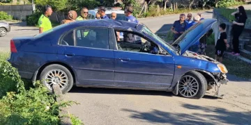 Refüje çarparak takla attı