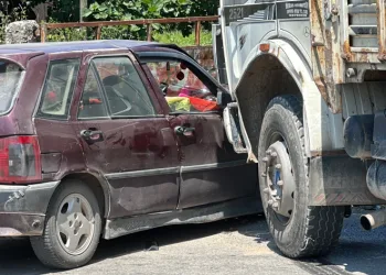 Kamyon ile otomobil çarpıştı