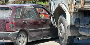 Kamyon ile otomobil çarpıştı