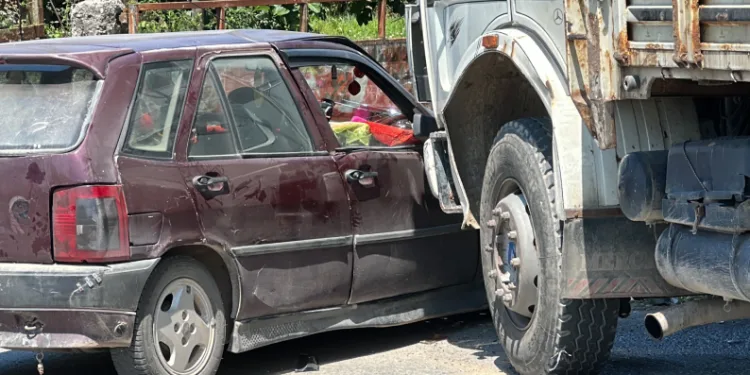Kamyon ile otomobil çarpıştı