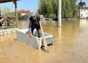 Buzdolabını kayık yaptı