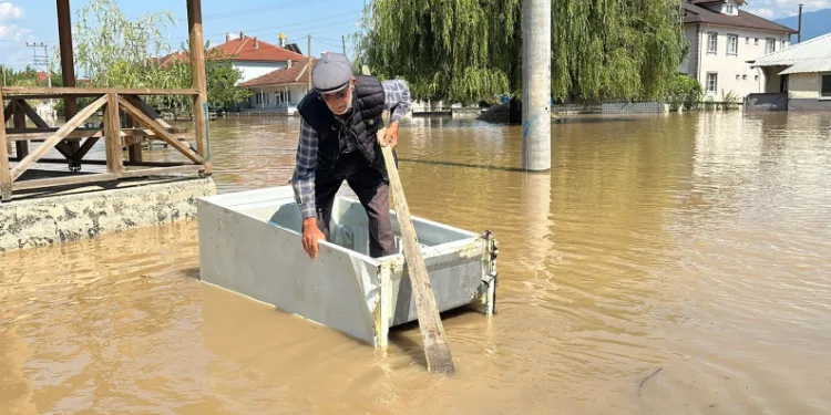 Buzdolabını kayık yaptı