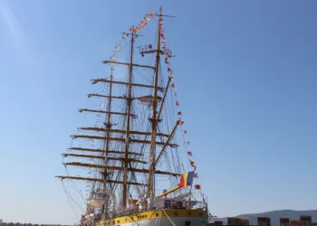 Donanma gemisi İzmir’de
