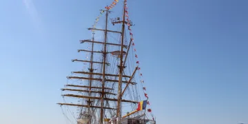 Donanma gemisi İzmir’de