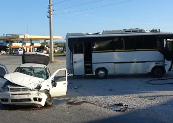Otel servisi ile otomobil çarpıştı