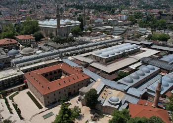 Bursa’da tarihi kapalı çarşının çatısındaki kurşunları çalındı
