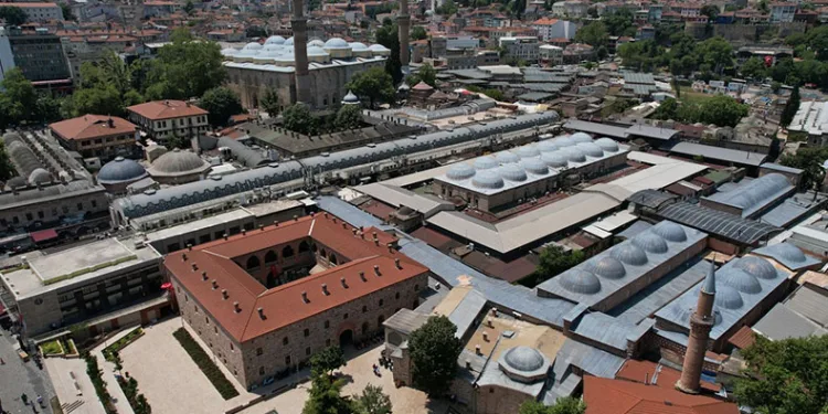 Bursa’da tarihi kapalı çarşının çatısındaki kurşunları çalındı