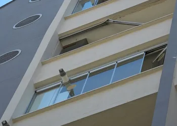 Cam balkon takarken düşen genç hayatını kaybetti