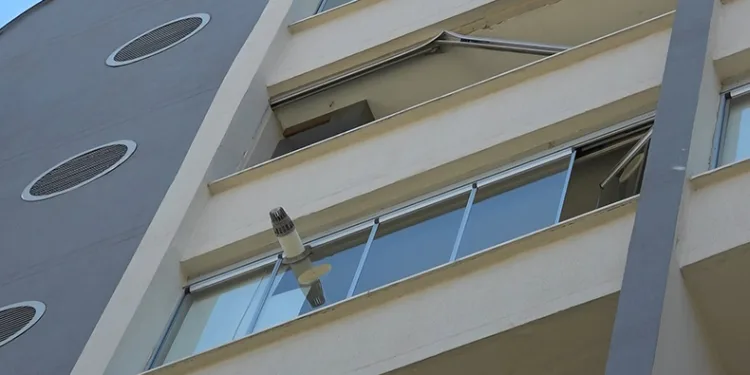 Cam balkon takarken düşen genç hayatını kaybetti
