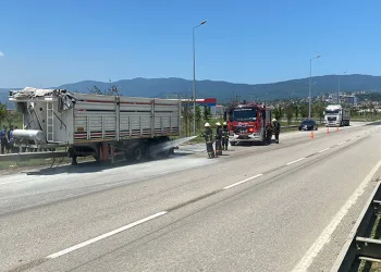 Lastiği patlayan tırda yangın çıktı