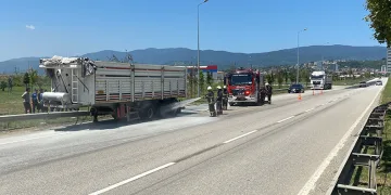 Lastiği patlayan tırda yangın çıktı