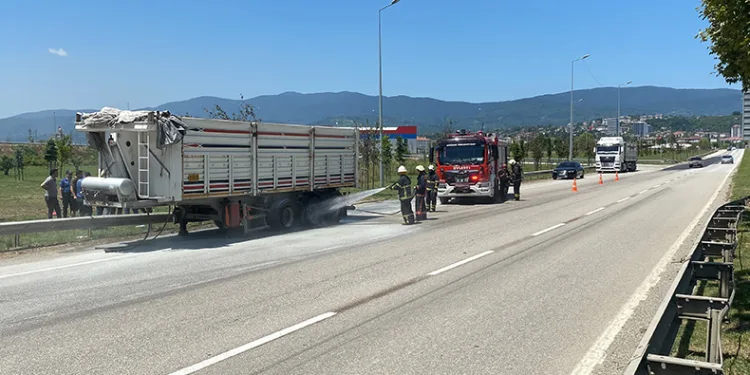 Lastiği patlayan tırda yangın çıktı