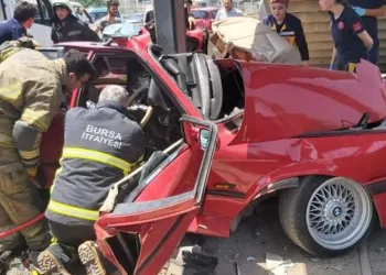 Üst geçidin direğine çarptı, ikiye katlandı