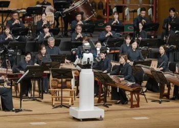İlk robot orkestra şefi