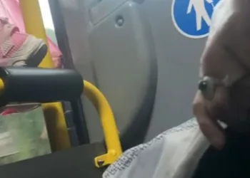 Genç kıza hakaret eden kadına, ders niteliğinde cevap