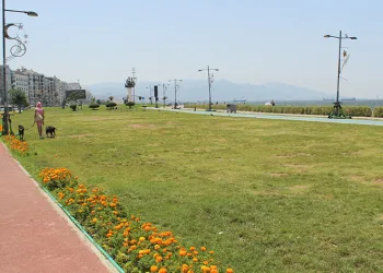 İzmir 41 dereceyi gördü, meydanlar boş kaldı