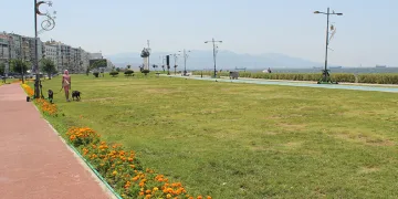 İzmir 41 dereceyi gördü, meydanlar boş kaldı