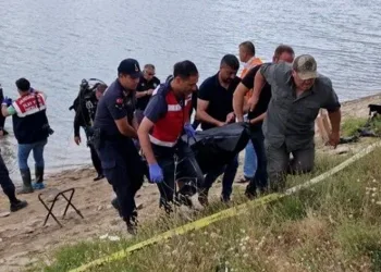 Oltasını kurtarmak için girdiği gölette boğuldu