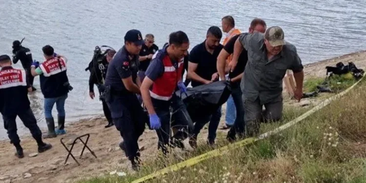Oltasını kurtarmak için girdiği gölette boğuldu
