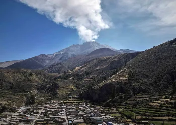 Peru’da Ubinas Yanardağı patladı