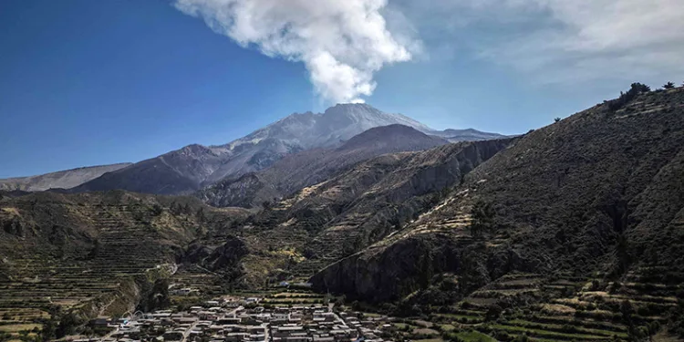 Peru’da Ubinas Yanardağı patladı