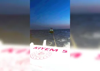 Arızalanan tekneyi KIYEM ekipleri kurtardı