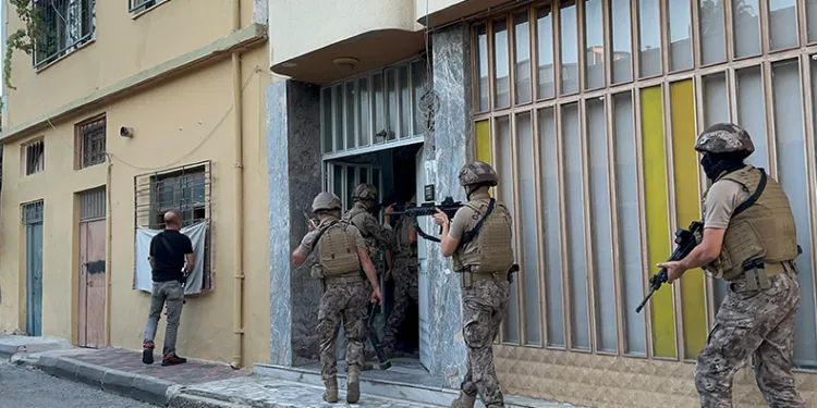 Mersin’de DEAŞ’a şafak operasyonu
