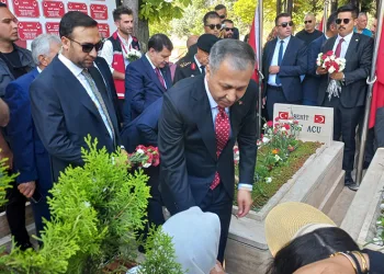 Bakan Yerlikaya’dan 15 Temmuz şehitliğine ziyaret