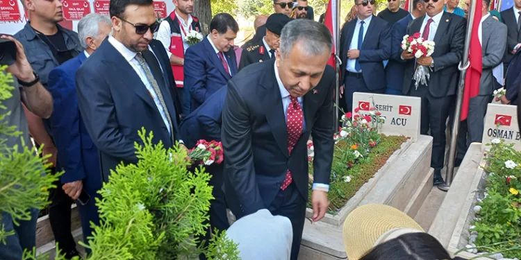 Bakan Yerlikaya’dan 15 Temmuz şehitliğine ziyaret