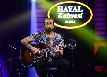Ufuk Beydemir yeni şarkısını ilk kez Bursa’da seslendirdi