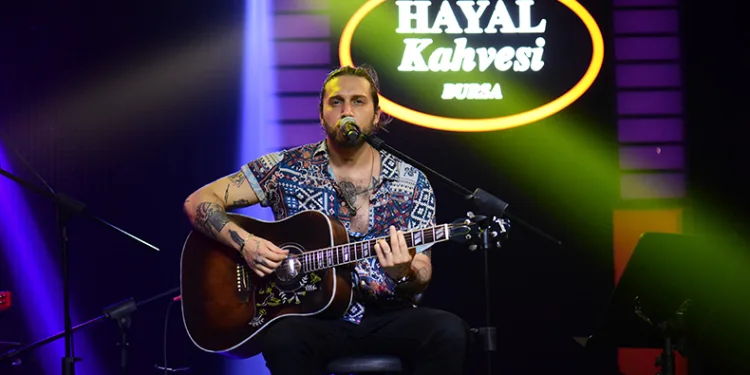 Ufuk Beydemir yeni şarkısını ilk kez Bursa’da seslendirdi
