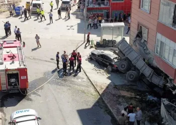 Kamyon apartmana girdi