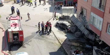 Kamyon apartmana girdi