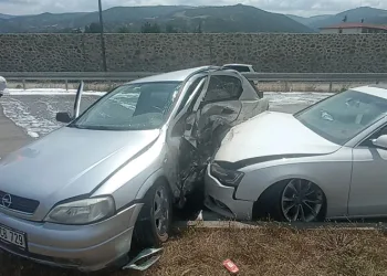 İki otomobil kavşakta çarpıştı