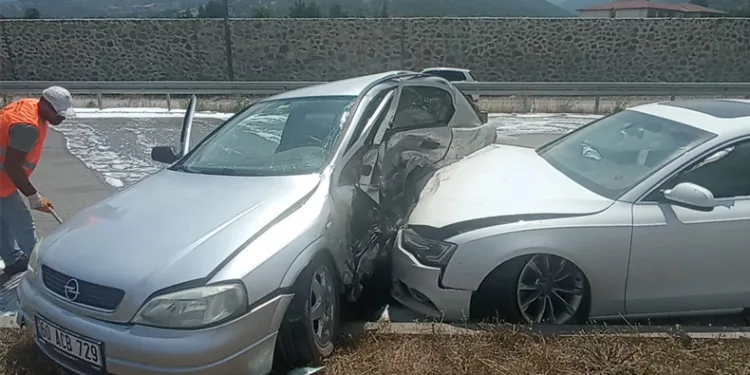 İki otomobil kavşakta çarpıştı