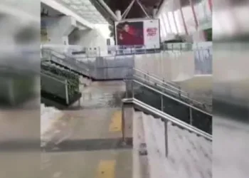 Tren istasyonu sular altında kaldı