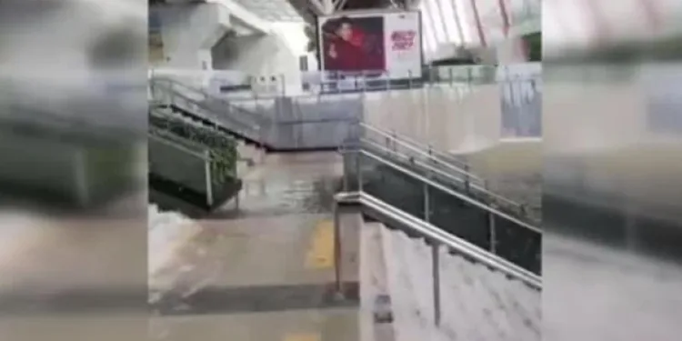 Tren istasyonu sular altında kaldı
