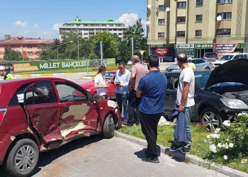 Kavşakta feci kaza: 6 yaralı