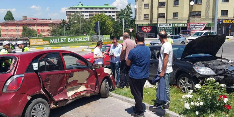 Kavşakta feci kaza: 6 yaralı