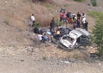Otomobil şarampole yuvarlandı