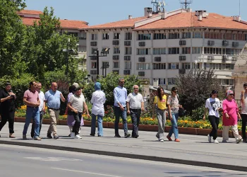 Gündüzleri kavuruyor, geceleri donduruyor