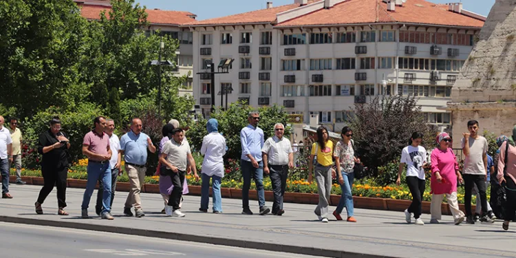 Gündüzleri kavuruyor, geceleri donduruyor